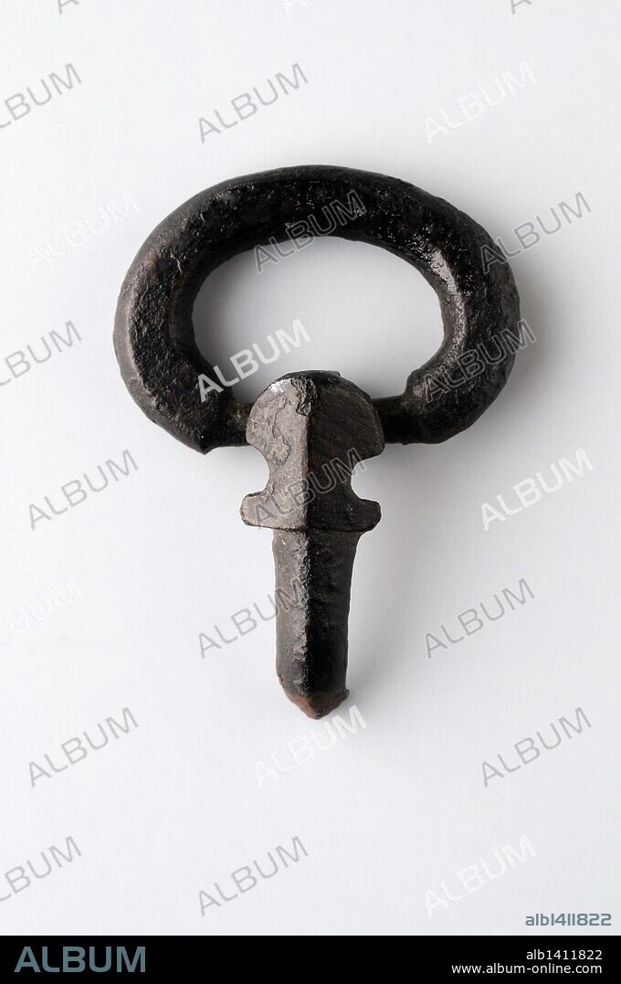 Hebilla de cinturón en bronce de tradición romana. Longitud 33 mm Ancho 21 mm (Siglo IV -V Dc ) - Epoca Visigoda , procedente de la " Necrópolis de Afligidos " - Yacimiento arqueológico de Complutum en Alcalá de Henares ( Madrid ). ESPAÑA .