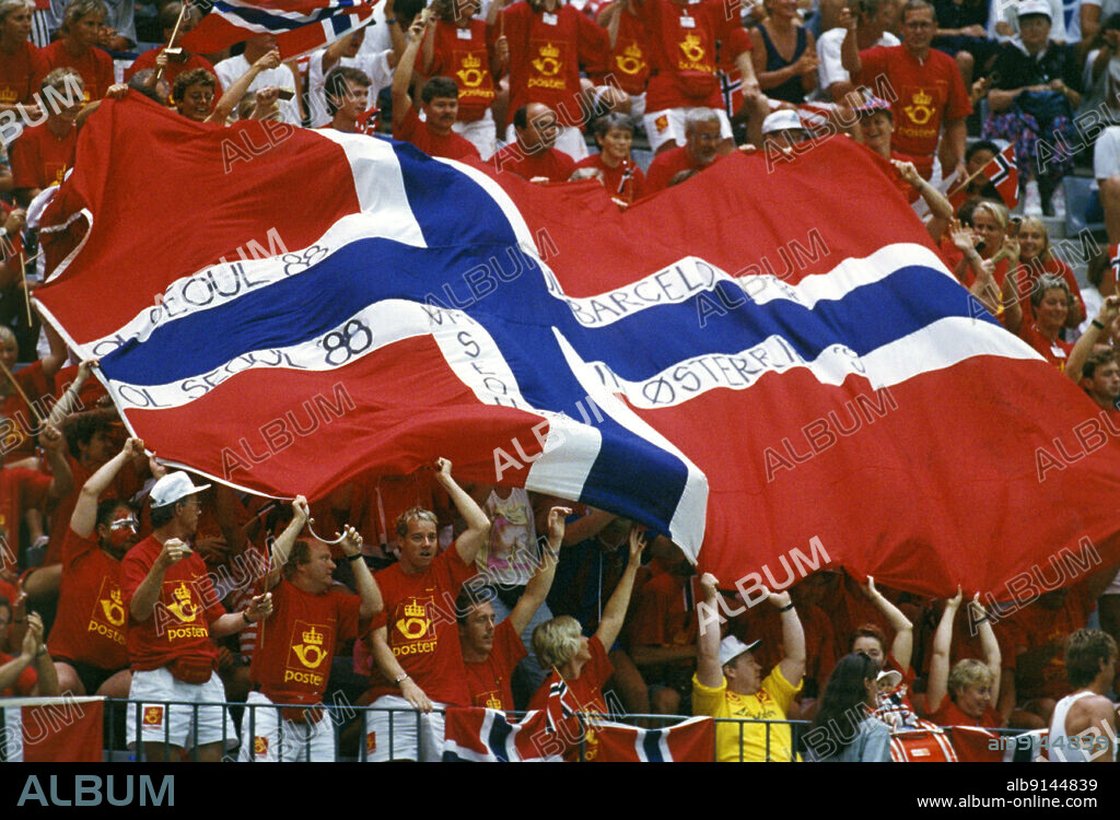 Barcelona, ??Spain 1992-07-30: Olympic Games in Barcelona. Norway- South Korea. Elleville Norwegian spectators with Norwegian flags. Photo: Bjørn Sigurdsøn NTB / NTB.