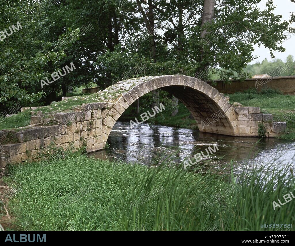 Puente romano de Calamocha. Construcción de origen romana, sufrió transformaciones en época medieval y siglo XVI. Construido en opus quadratum de piedra caliza sobre el río Jiloca, ubicado en la calzada romana que unía Cástulo con Caesar Augusta. Provincia de Teruel. Aragón. España.