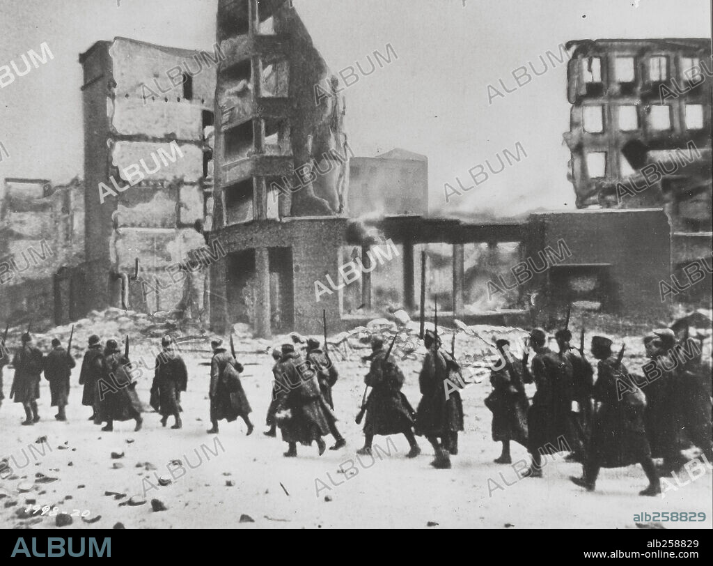 CITY THAT STOPPED HITLER: THE CITY THAT STOPPED HITLER: HEROIC STALINGRAD, 1943, réalisé par JOHN WEXLEY. Copyright PARAMOUNT PICTURES.