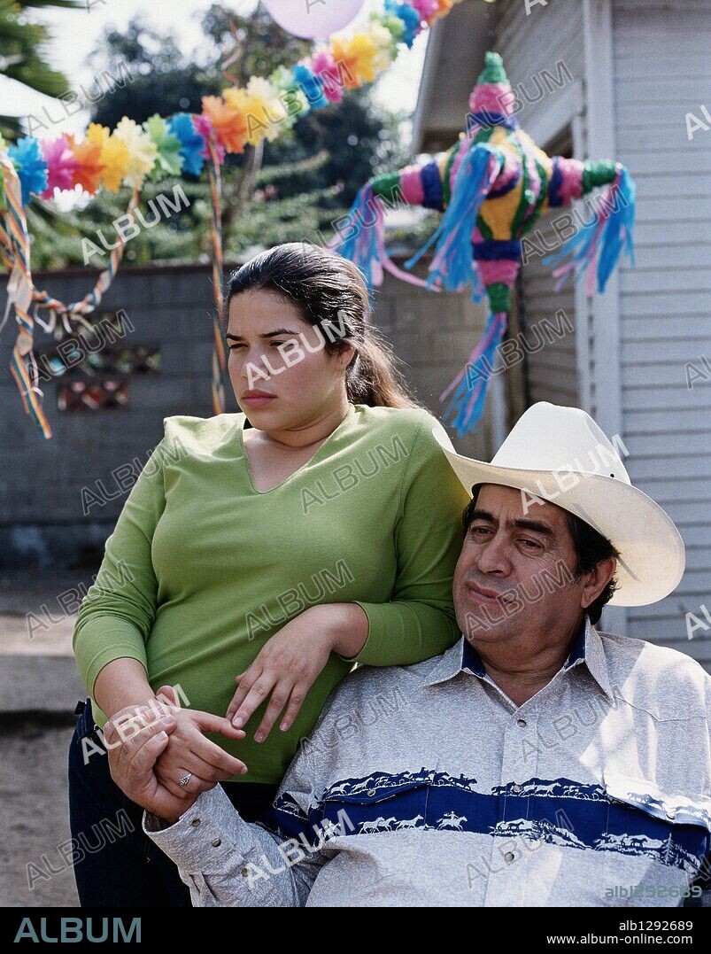 AMERICA FERRERA en LAS MUJERES DE VERDAD TIENEN CURVAS, 2002 (REAL WOMEN HAVE CURVES), dirigida por PATRICIA CARDOSO. Copyright LaVOO PRODUCTIONS/HBO INDEPENDENT PRODUCTIONS.