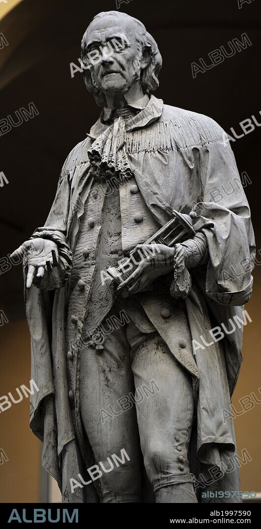 VOLTA, Alessandro, conde de (Como,1745-Como,1827) Físico italiano. En 1775 inventó el electróforo, en 1776 el eudiómetro, y en 1778 descubrió el gas metano. En 1799 inventó la pila de su nombre, primer generador eléctrico no electrostático. Escultura. Universidad de Pavia. Lombardia. Italia.