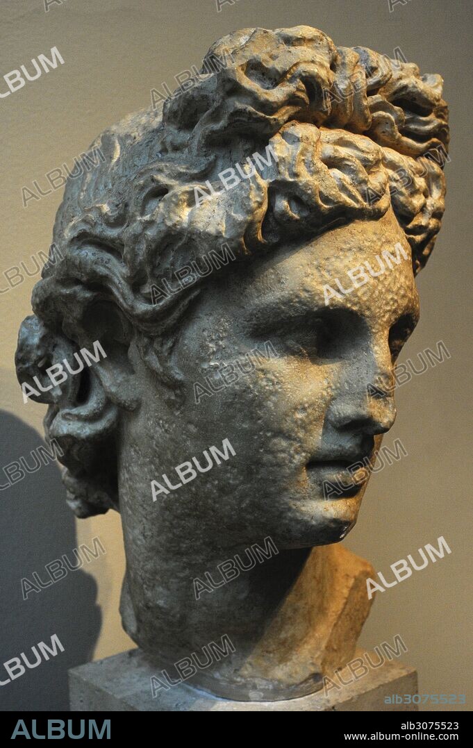 Cabeza de Apolo Belvedere. Formaba parte de una estatua. Copia romana de un original griego en bronce del siglo IV a. C. de Leochares. Mármol. Hacia ell 150-200. Museo del Mediterráneo y Antigüedades del Oriente Próximo (Museum of Mediterranean and Near Eastern Antiquities). Estocolmo. Suecia.