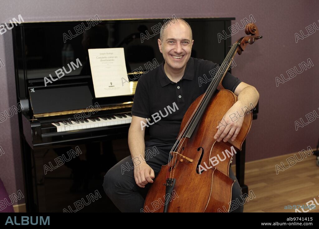 Seville, 05/26/2016. Interview by Andrés González Barba with the violincellist Asier Polo at the Teatro de la Maestranza. Photo: Pepe Ortega. ARCHSEV.