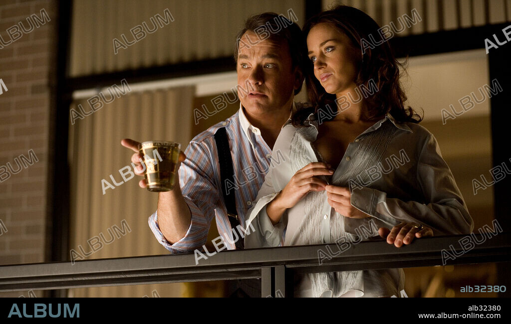 EMILY BLUNT and TOM HANKS in CHARLIE WILSON'S WAR, 2007, directed by MIKE NICHOLS. Copyright GOOD TIME CHARLIE PRODUCTIONS/UNIVERSAL PICTURES/PLAYTONE.