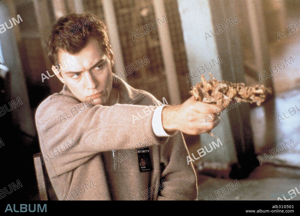 JUDE LAW in EXISTENZ, 1999, directed by DAVID CRONENBERG. Copyright ALLIANCE ATLANTIS FILMS.