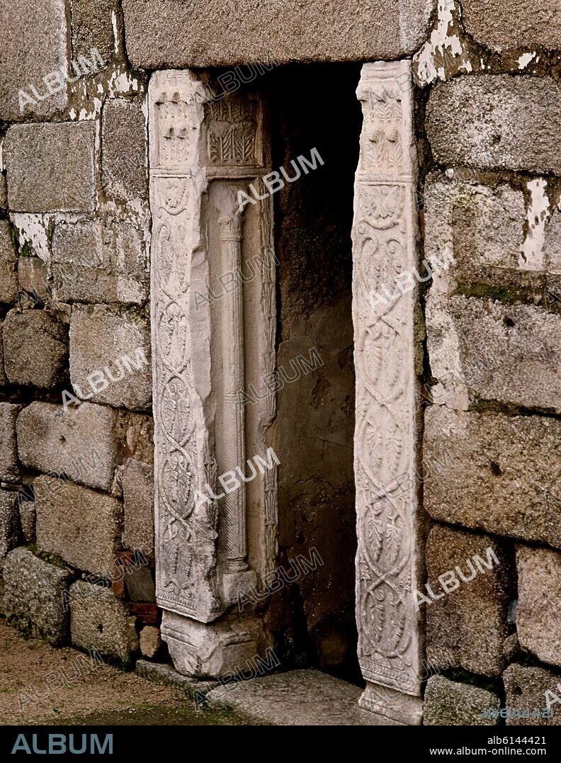 ENTRADA AL ALJIBE ARABE-CONSTRUIDO CON PIEDRAS VISIGODAS - SIGLO VI.
