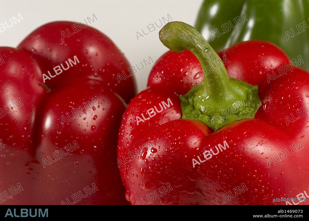 Pimientos rojos y pimiento verde.
