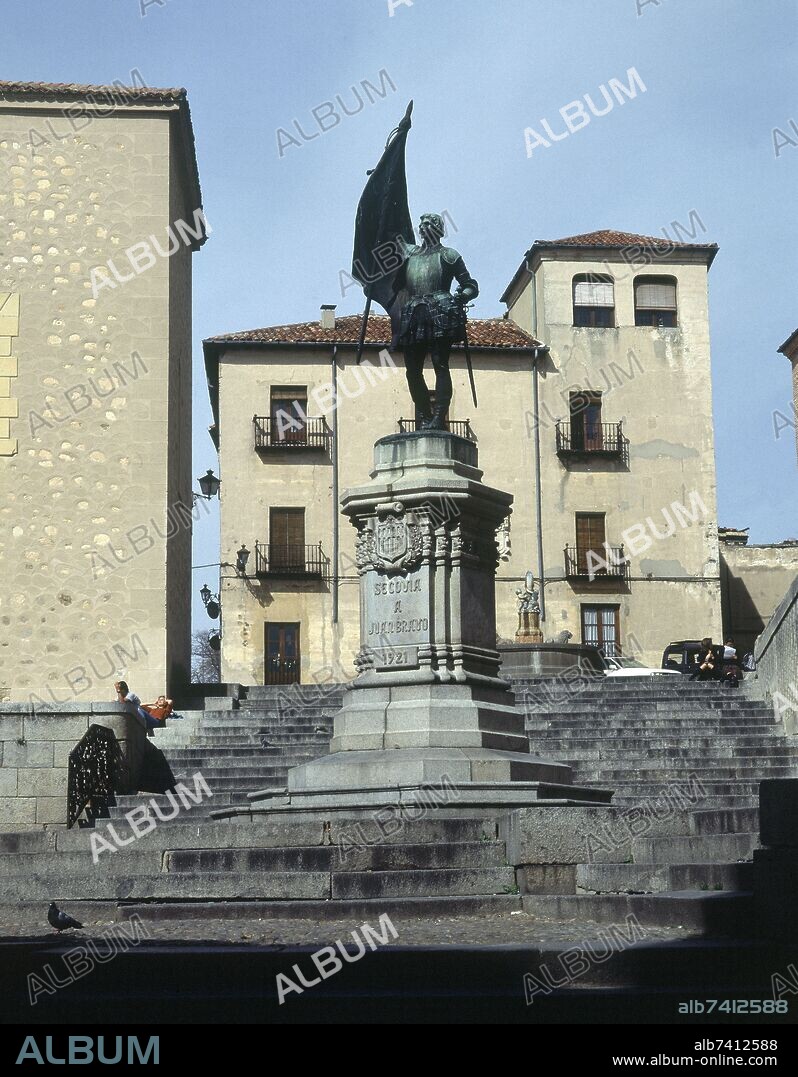 ANICETO MARINAS. PLAZA DE S MARTIN-MONUMENTO CON ESCULTURA DE JUAN BRAVO 1921 - FOTO AÑOS 90.
