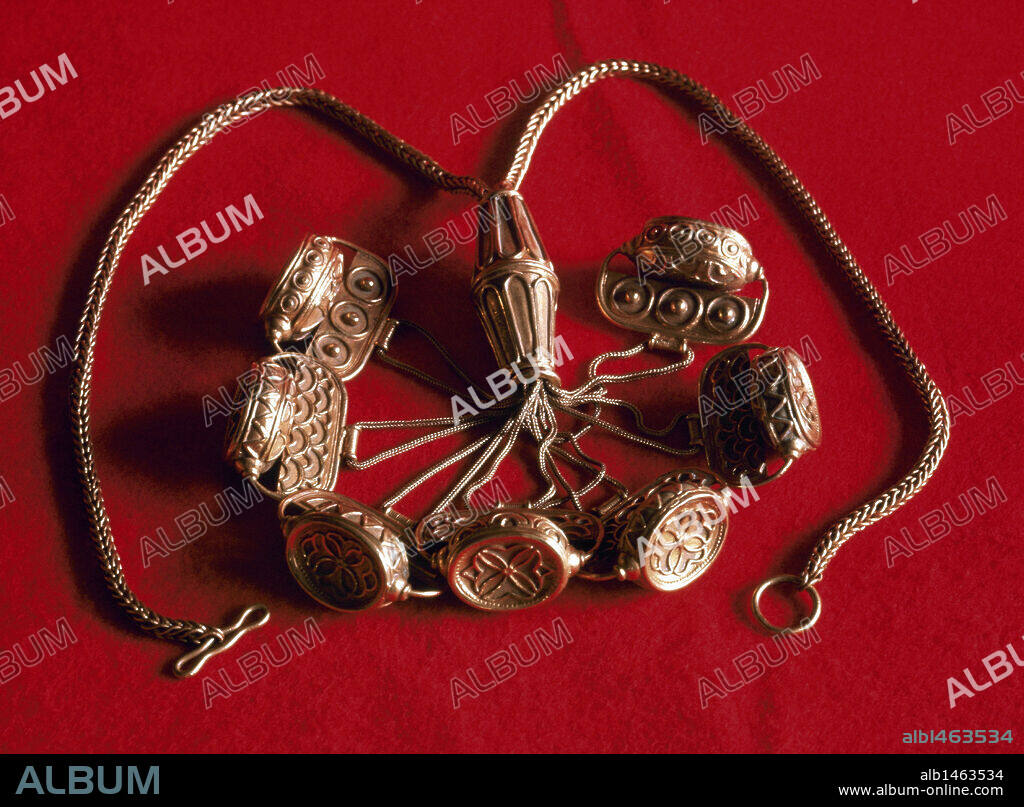 ARTE TARTESO. ESPAÑA. COLLAR DE ORO del TESORO DEL CARAMBOLO. Hallado en un cerro próximo a Sevilla en el año 1958, está compuesto por 21 piezas de oro. Orfebrería tartésica datada en el siglo VI a. C. Museo arqueológico de Sevilla. Andalucía.