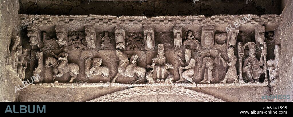 PORTADA ROMANICA DEL SIGLO XII - RELIEVE CON LOS 24 ANCIANOS DEL APOCALIPSIS Y LA ADORACION DE LOS REYES MAGOS.