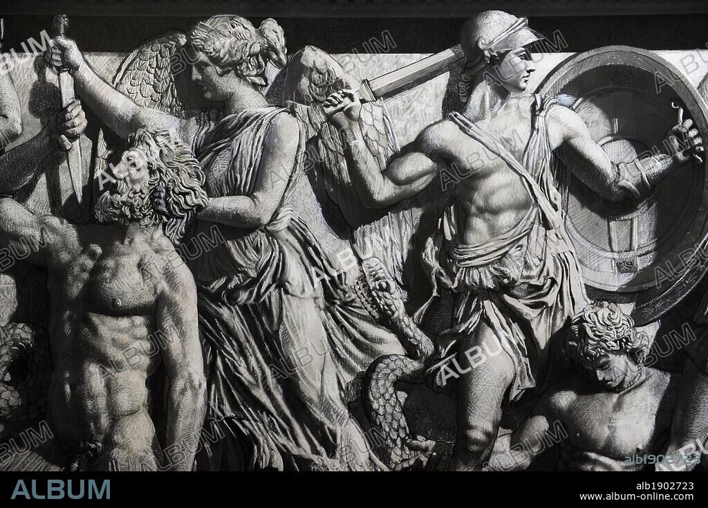 ARTE GRIEGO-HELENISTICO. ASIA MENOR. Dibujos del artista YADEGAR ASISI que reproducen el friso norte del ALTAR DE ZEUS o ALTAR DE PERGAMO, construido en el S. II a. C. Reproducen las escenas y personajes que faltán en el original. Detalle de la GIGANTOMAQUIA". Friso Norte. Museo de Pérgamo. Berlín. Alemania. Museo de Pérgamo (Isla de los Museos). Berlín. Alemania. Europa.
