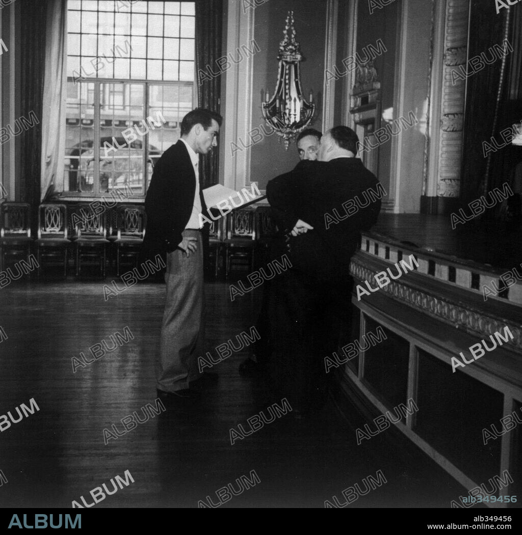 ALFRED HITCHCOCK y MONTGOMERY CLIFT en YO CONFIESO, 1953 (I CONFESS), dirigida por ALFRED HITCHCOCK. Copyright WARNER BROTHERS.