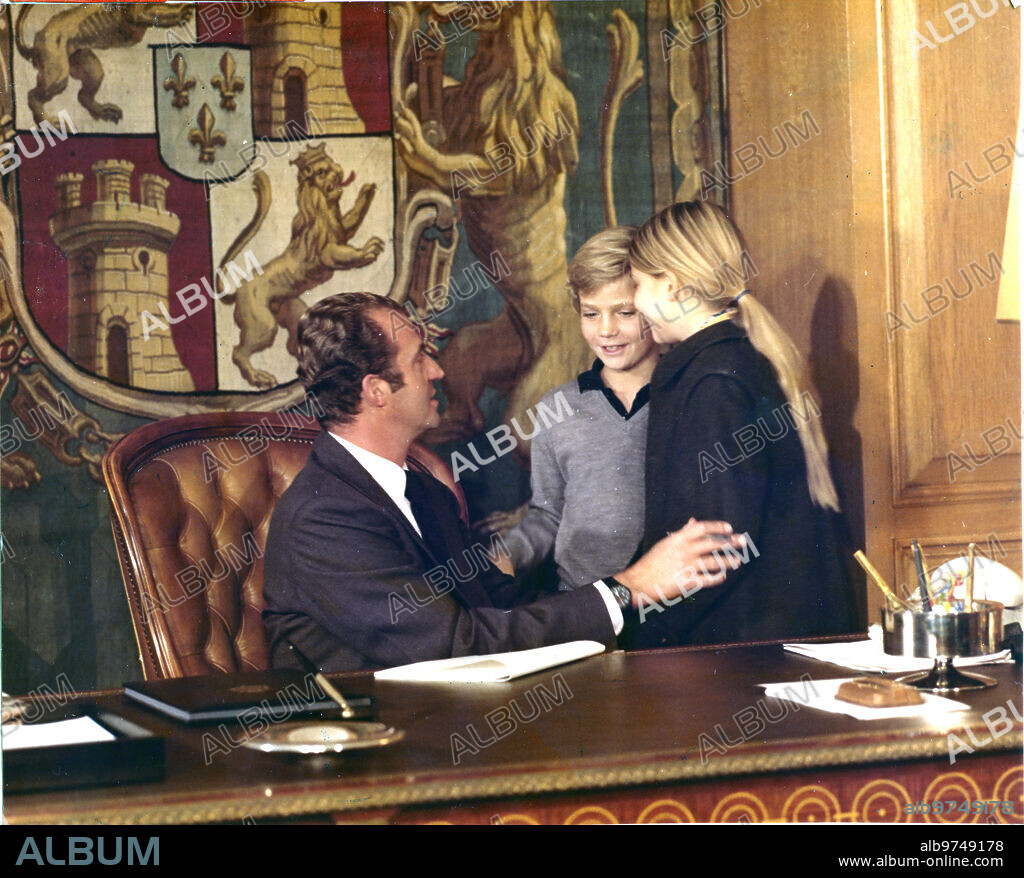 Madrid, 1978. El Rey Juan Carlos I junto a sus hijos Felipe y Cristina de Borbón en el Palacio de La Zarzuela.