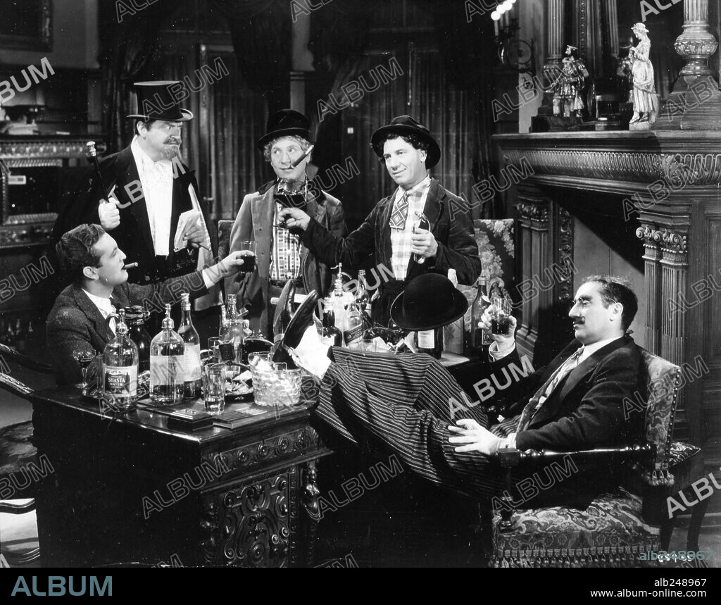 LOS HERMANOS MARX, ALLAN JONES, CHICO MARX, GROUCHO MARX, HARPO MARX and SIG RUMANN. ALLAN JONES, CHICO MARX, GROUCHO MARX, HARPO MARX, SIG RUMANN and THE MARX BROTHERS in A NIGHT AT THE OPERA, 1935, directed by SAM WOOD. Copyright M.G.M.