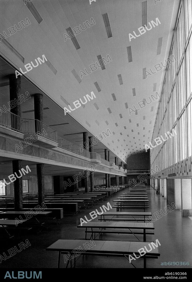ANTONIO DE LA VEGA / LUIS PERAL / MANUEL SIERRA / ANTONI. COMEDOR DE LA UNIVERSIDAD LABORAL DE TARRAGONA - FOTOGRAFIA EN BLANCO Y NEGRO - AÑOS 50.