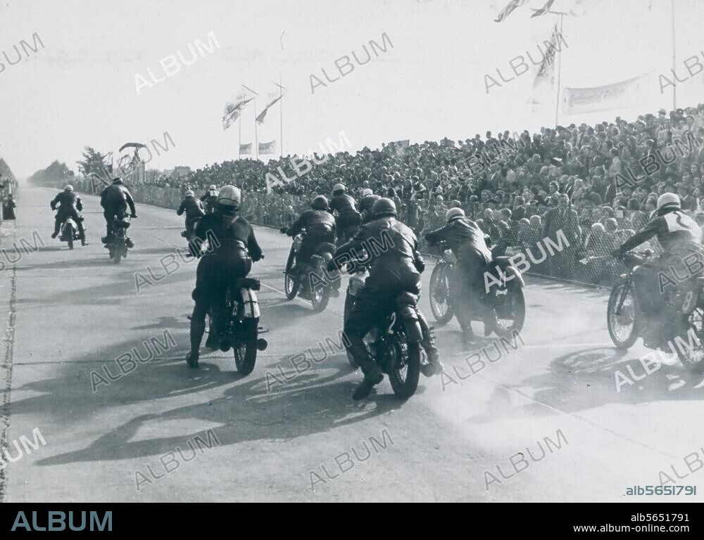 Transport / Sport / Course à moto. Départ d'une course à moto. Photo (début des années 50, peut-être sur le circuit de Solitude à Stuttgart). D'un album-photo avec des cliché de sport à moto. Francfort sur le Main, coll. privée.