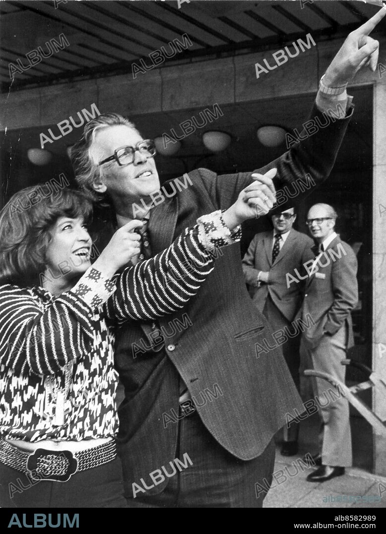Göteborg 1974. Barbro Svensson - Lill-Babs inför Annie Get Your Gun. Presskonferens. Här med Lars Åhrén som var den som basade för uppsättningen.. Foto: Kamerareportage *** Local Caption *** . KAMERAREPORTAGE.