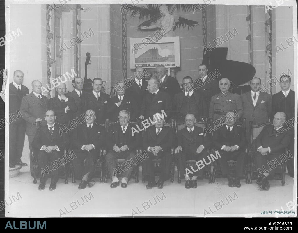 22 octubre 1935. El presidente del Consejo, Sr. Chapaprieta y las demás Personas que Asistieron A la imposición de las Insignias de la gran cruz de beneficencia A don Benito Lewin.