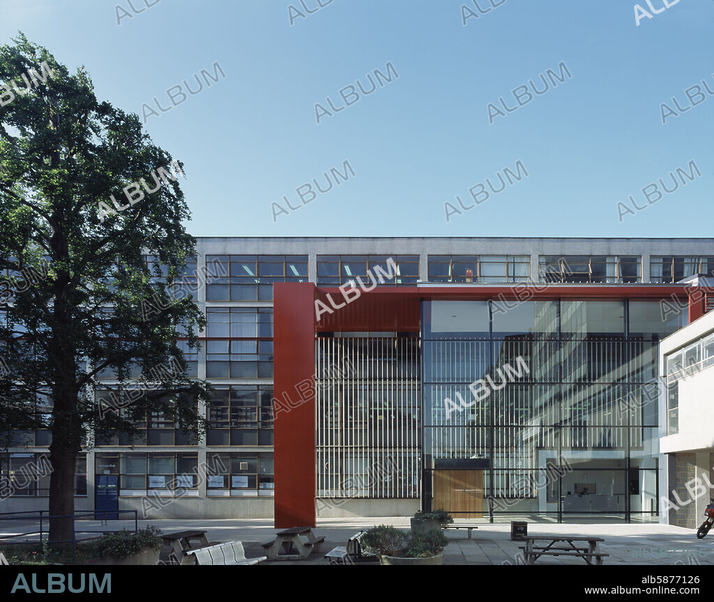 LONDON COLLEGE OF PRINTING (2003) ENTRANCE WITH EXISTING BUILDINGS.