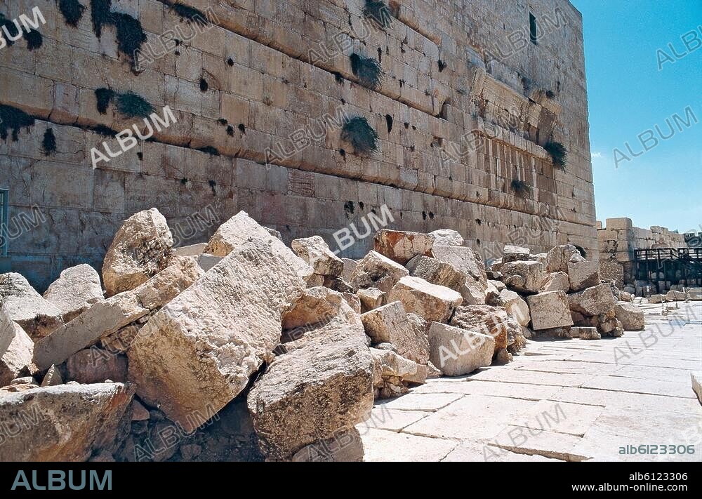 Jerusalem (Israel), Tempelberg, Archäologischer Park (Ausgrabungszone unterhalb der Südmauer des Tempelberges).-Ansicht mit Steinen aus der Zerstörung des Tempels 70 n. Chr.-Foto, undat.