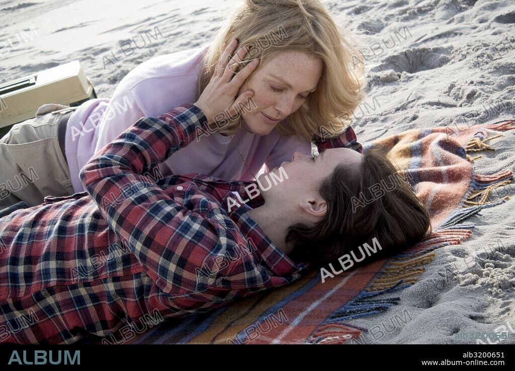 ELLIOT PAGE y JULIANNE MOORE en FREEHELD, UN AMOR INCONDICIONAL, 2015 (FREEHELD), dirigida por PETER SOLLETT. Copyright DOUBLE FEATURE FILMS.