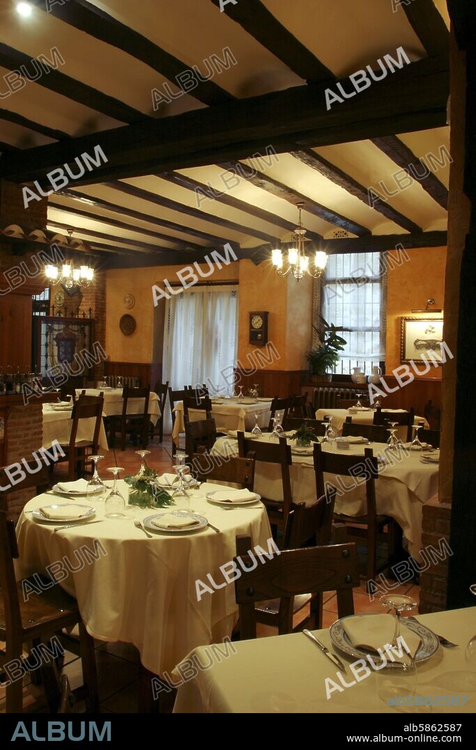 Santo Domingo de La Calzada: Restaurante "Mesón de los Caballeros"; comedor.