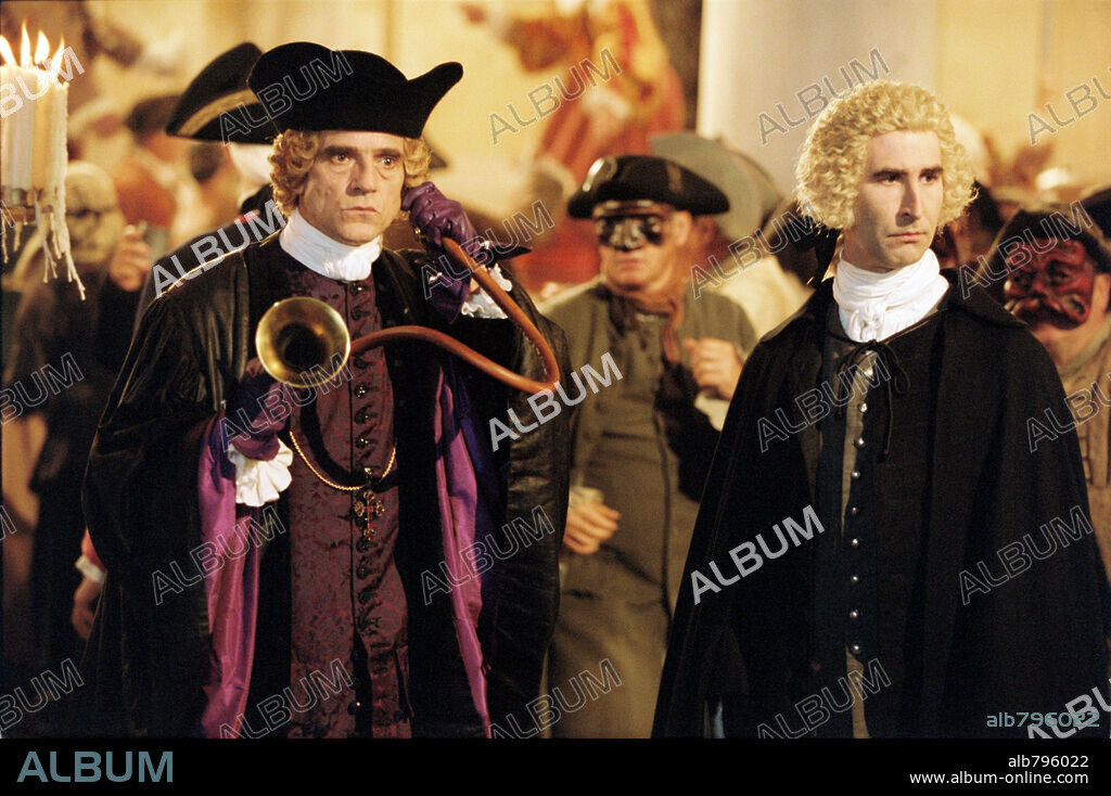 BEN MOOR and JEREMY IRONS in CASANOVA, 2005, directed by LASSE HALLSTROM. Copyright TOUCHSTONE PICTURES / GREGORY, DOANE.