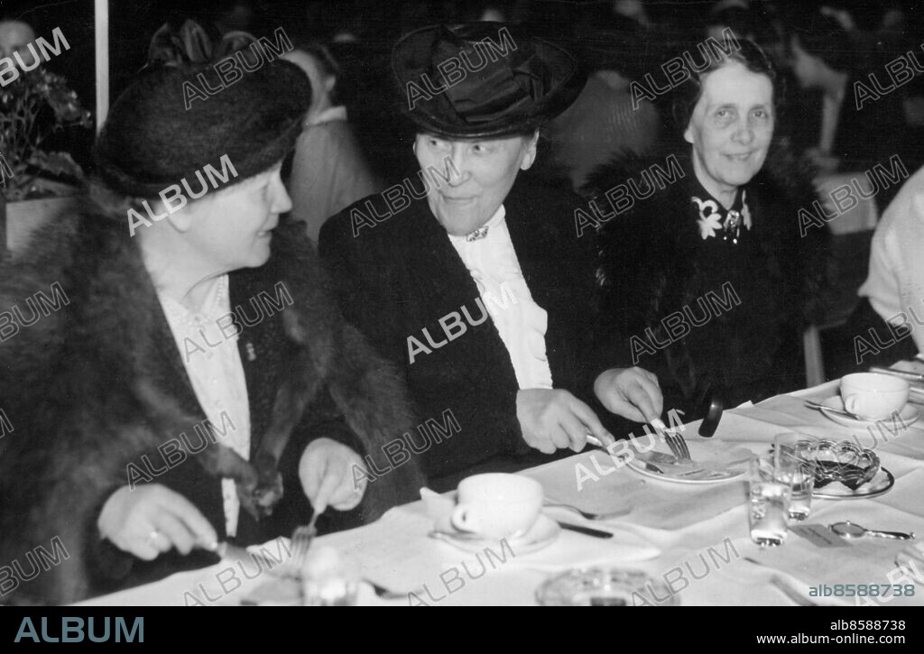 Orig. bildtext... STOCKHOLMS STIFTS PRÄSTFRUFÖRENING hade på tisdagen anordnat samkväm med lunch i Berns salonger i samband med det 21:sta kyrkliga mötet. Vår bild visar: Ärkebiskopinnan Eidem i samtal med fru Auga Nilsson, Prästfruföreningens ordf. Längst t.h. synes finska biskopinnan Bonsdorff. Anm. Vänner Trio CD701 persons: ELISABETH EIDEM;AUGA NILSSON sites: FINLAND*;STOCKHOLM;SVERIGE.