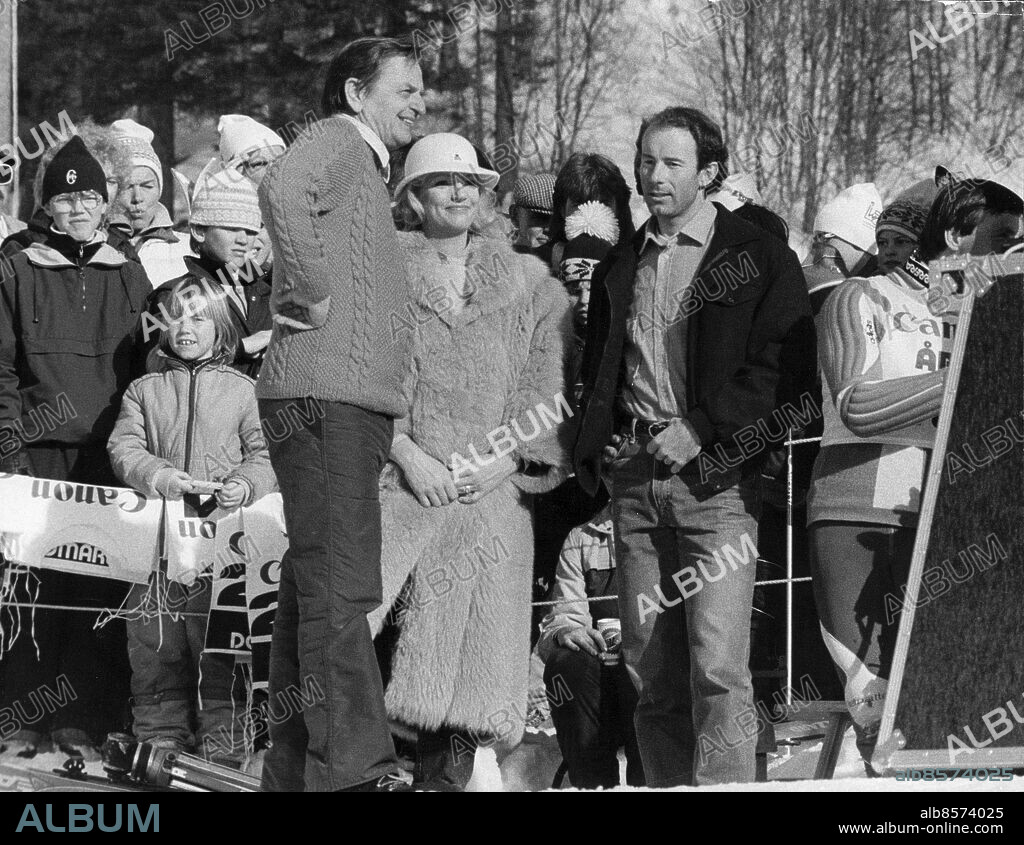 ÅRE 1984-03-17 . Alpine skidåkaren Ingemar Stenmark och Ann Uvhagen pratar med statsminister Olof Palme (S) vid de alpina världscuptävlingarma i Åre . Foto: Ingemar Berling / DN / TT / Kod: 5 . ** SVD OUT **.