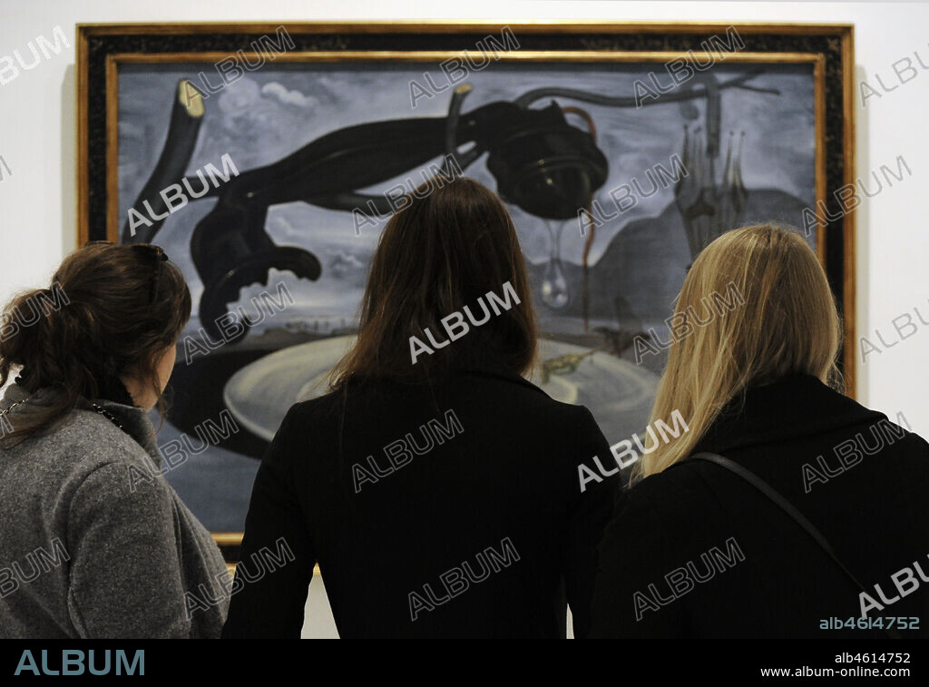 SALVADOR DALÍ. Chicas contemplando el cuadro "El enigma de Hitler", obra de Salvador Dalí (1904-1989), 1939, en una sala del Museo Nacional Centro de Arte Reina Sofía. Madrid. España.