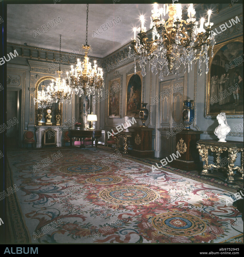 Madrid, 1970 (CA.). Palacio de los Duques de Villahermosa. Vista del salón de baile, decorado con tapices, regalo del rey Carlos X de Francia en 1825 al Duque de Villahermosa, que representan la historia de san Bruno. Los jarrones, de Sèvres, también son regalo del Rey de Francia.