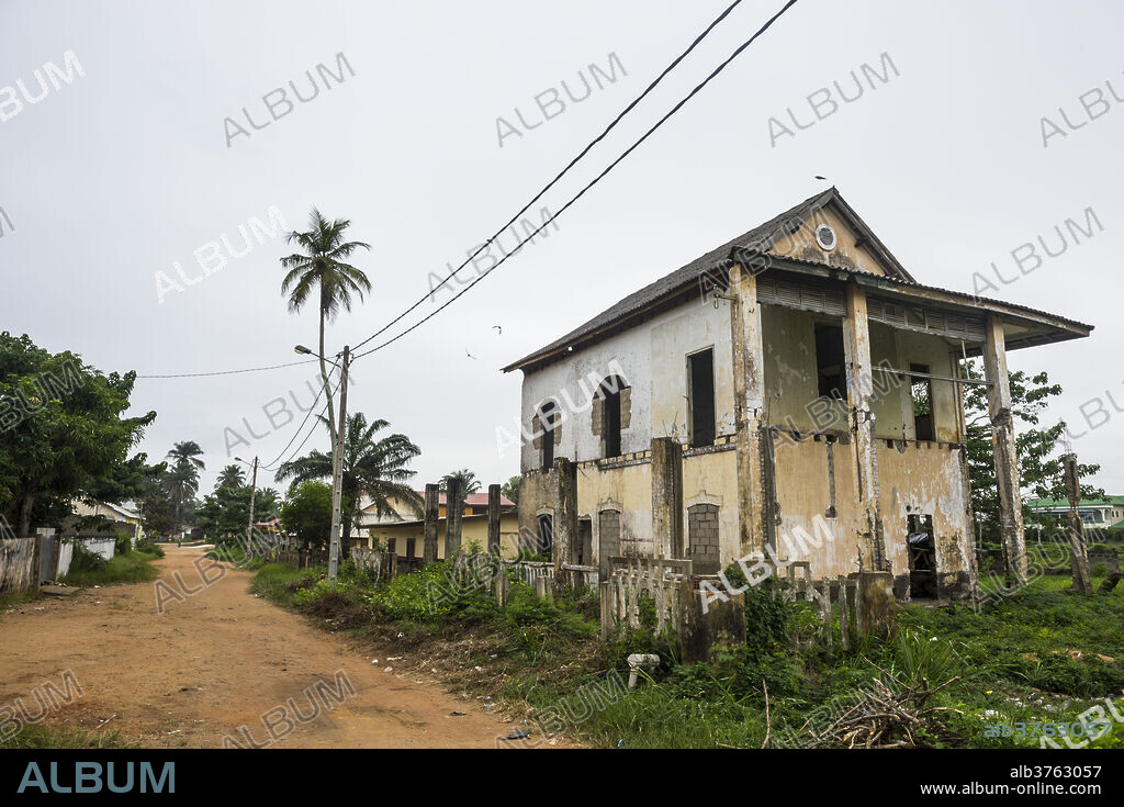 Old colonial house, Grand Bassam, UNESCO World Heritage Site, Ivory Coast, West Africa, Africa.
