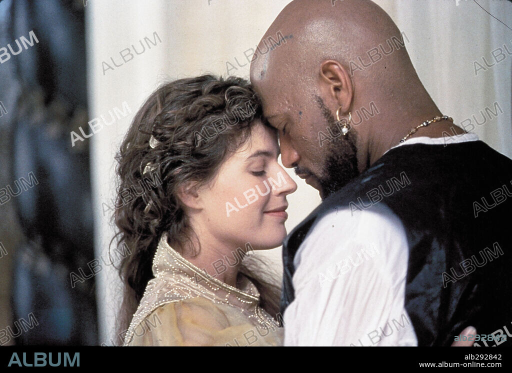 IRENE JACOB y LAURENCE FISHBURNE en OTELO, 1995 (OTHELLO), dirigida por OLIVER PARKER. Copyright CASTLE ROCK ENTERTAINMENT.
