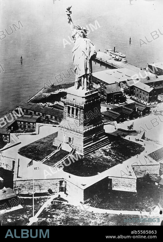 New York, Freiheitsstatue. (Kupferstandbild von F.A.Bartholdi, aufgestellt 1886, Höhe 46 m). Gesamtansicht. Luftaufnahme, um 1930.