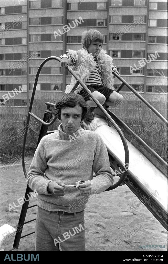 STOCKHOLM 19740421 - Journalisten Peter Bratt i lekparken med ett av sina barn. Peter Bratt och Jan Guillou avslöjade förra året, i tidningen Folket i Bild/Kulturfront, den hemliga underrättelsetjänsten Infomationsbyrån, IB. Avslöjandet kom att kallas IB-affären. Bilden tagen samma dag som Bratt släpptes ur fängelset där han avtjänat ett kortare straff för spioneri.. Foto: Sven Erik Sjöberg / DN / SCANPIX / kod 53.
