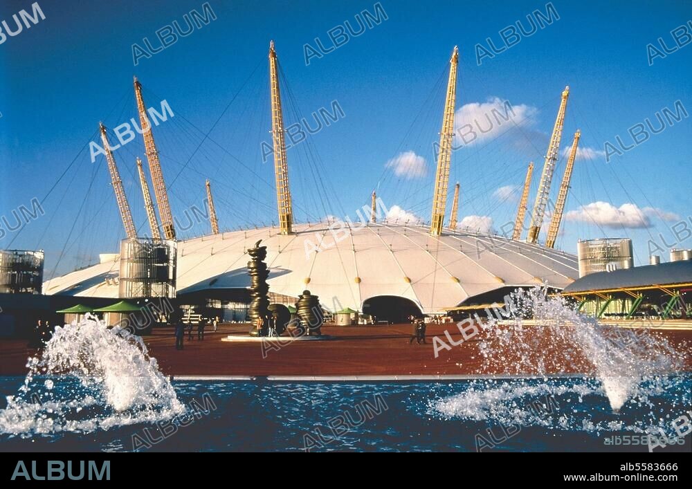 London (England), Greenwich, Millenium Dome. (built to mark the turn of the century 1999/2000; ARchitect: Richard Rogers). - overall view - - Photo, undated.