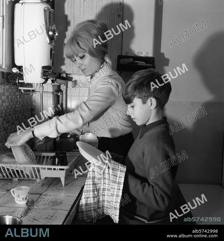 Mère & enfant dans la cuisine / Photo - Album alb5742998