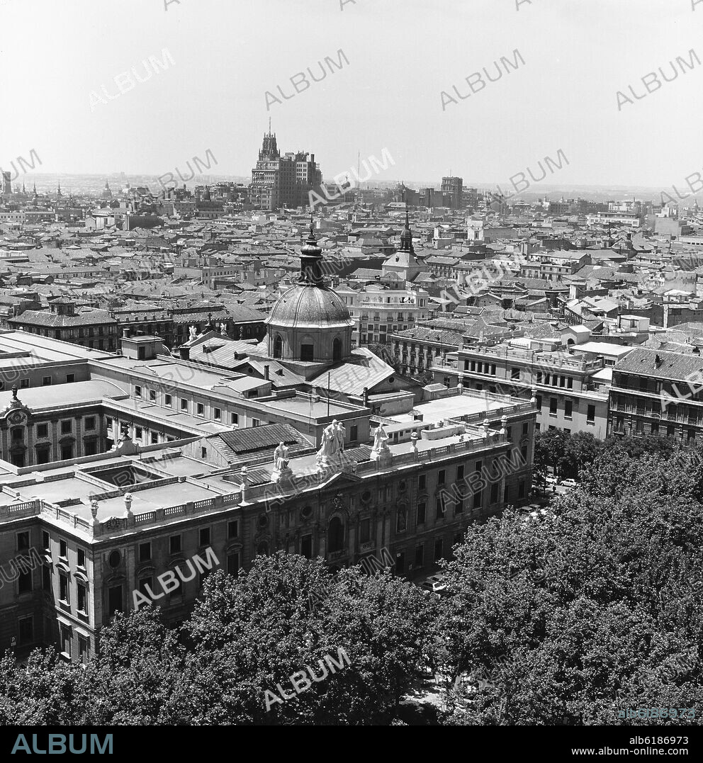 PANORAMICA DE MADRID CON EL PALACIO DE JUSTICIA EN PRIMER TERMINO - FOTOGRAFIA EN BLANCO Y NEGRO - AÑOS 60.
