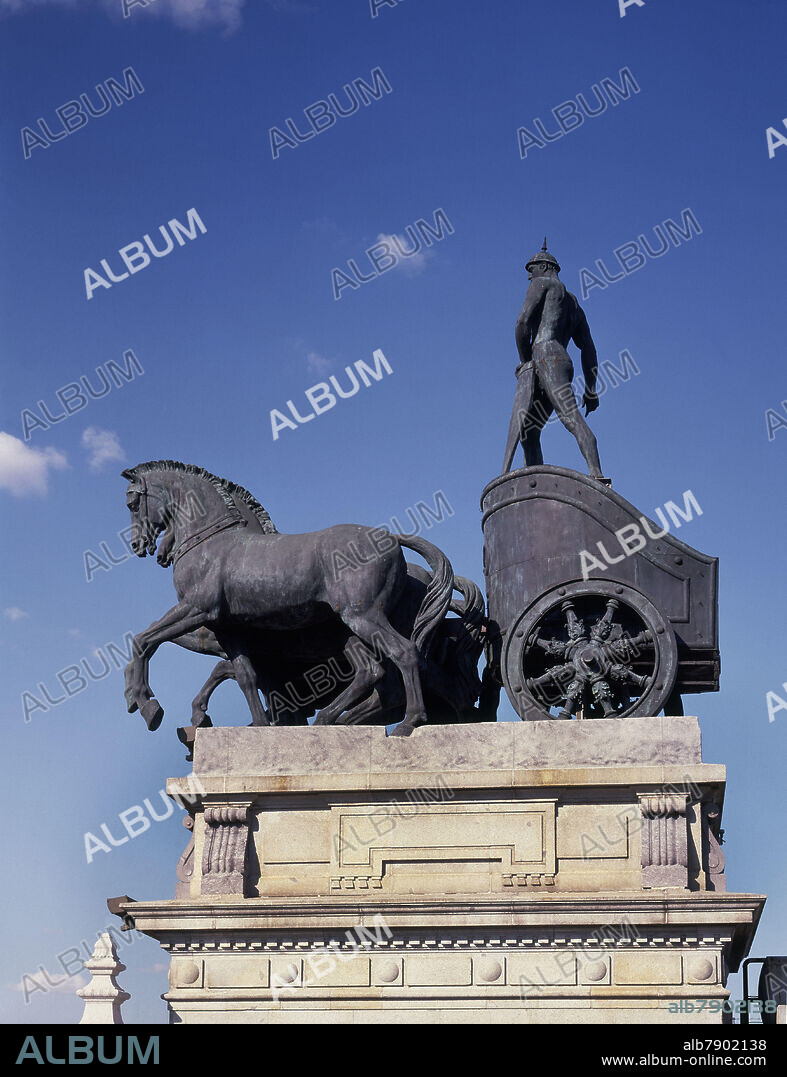 HIGINIO BASTERRA (1876-1957). CUADRIGA QUE REMATA UNO DE LOS TORREONES DEL EDIFICIO - 1922 - FOTO AÑOS 80.
