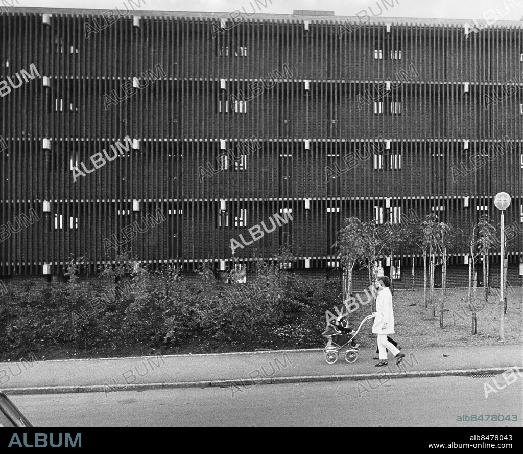 Fastighet med studentbostäder - Vildanden - på bostadsområdet Klosters Fälad i Lund . Arkitekt Bengt Edman Byggår 1966 . Bilden från 23 okt 1968 . (c) Jan Dahlander / Sydsvenskan / IBL.