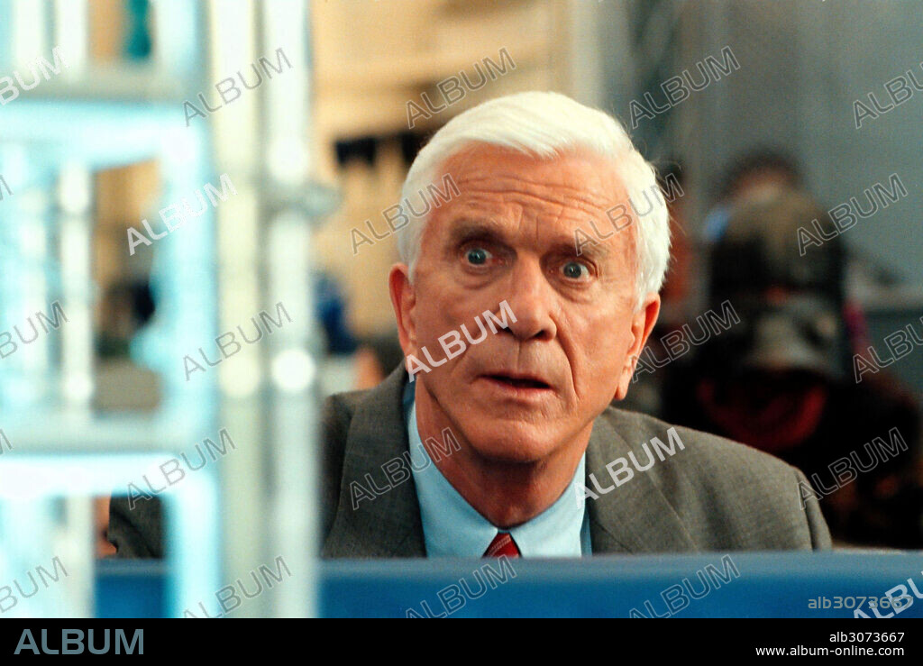 LESLIE NIELSEN en 2001: DESPEGA COMO PUEDAS, 2000 (2001: A SPACE TRAVESTY), dirigida por ALLAN A. GOLDSTEIN. Copyright CINEVENT/HELKON MEDIA AG/JEFFREY KONVITZ FILM GROUP.