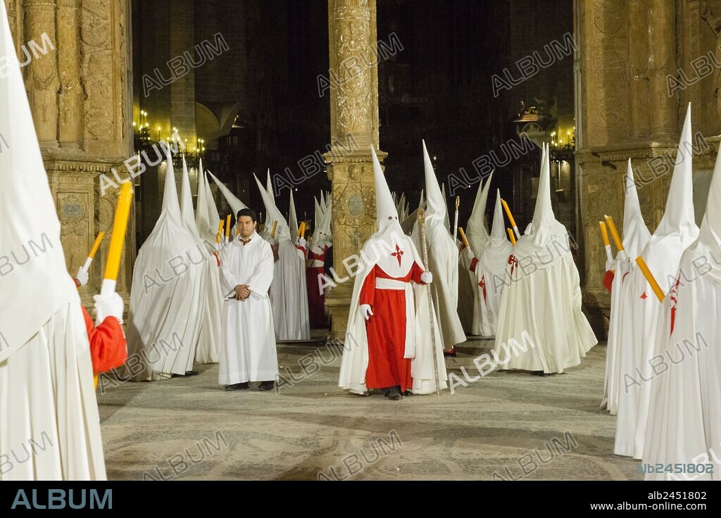 cofradias entrando en la catedral, procesion de jueves santo, Palma, Mallorca, Islas Baleares, España.