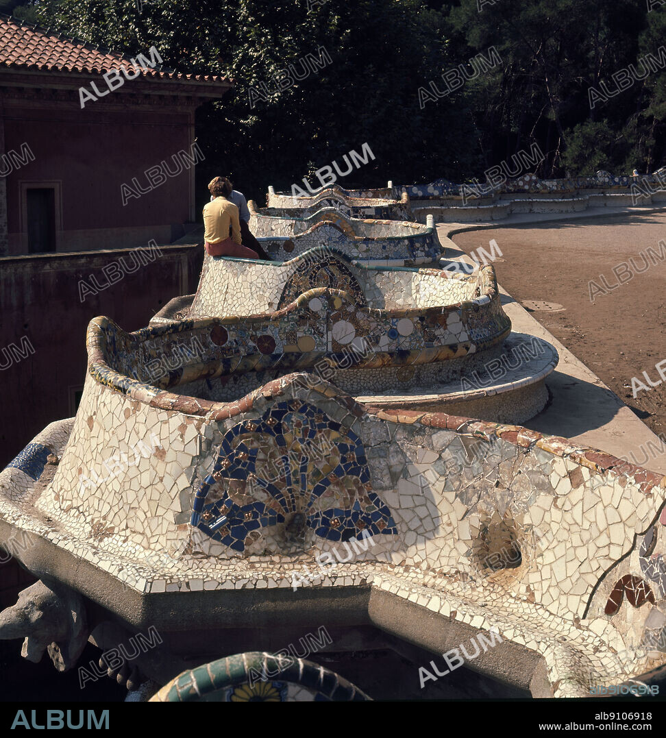 ANTONI GAUDÍ. BANCO CORRIDO Y ONDULADO DEL PARQUE GÜELL RECUBIERTO DE AZULEJOS QUE BORDEA LA EXPLANADA  - 1900/1914.