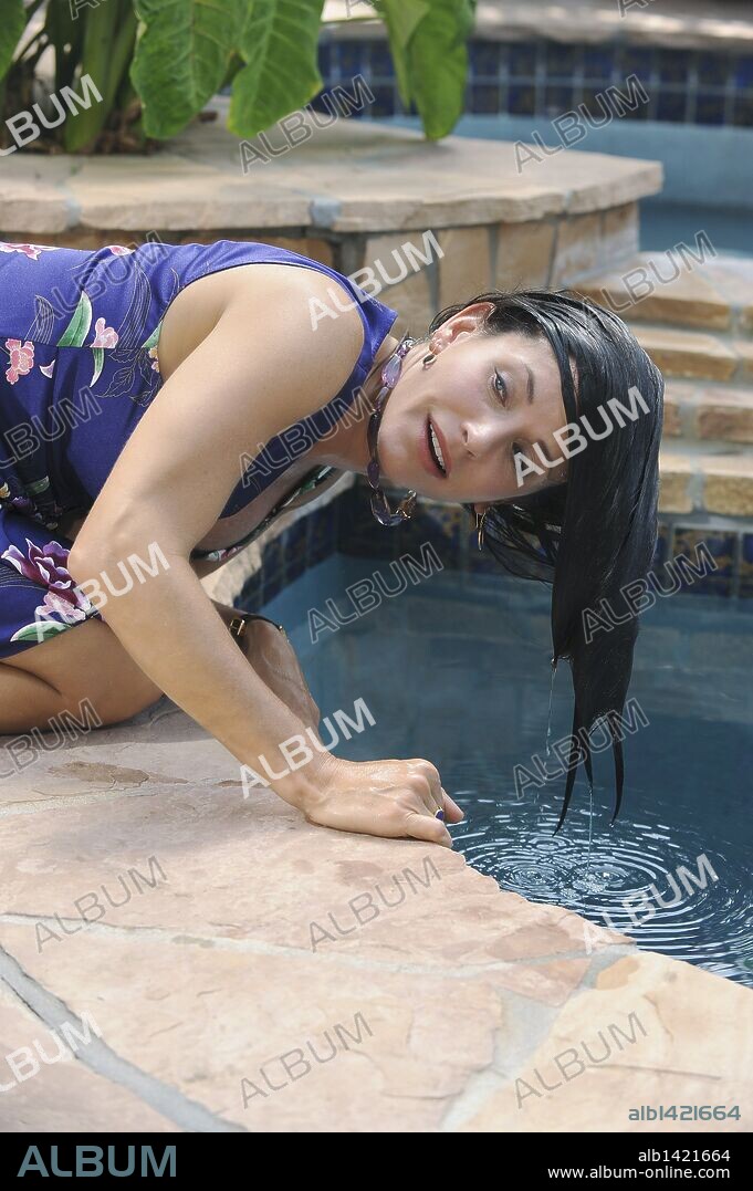 COURTENEY COX in COUGAR TOWN, 2009. Copyright DOOZER/COQUETTE PRODUCTIONS/ABC STUDIOS.