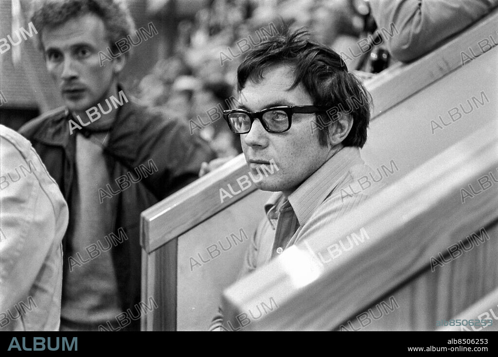 RIMBO 1970-07-02 Författaren Lars Molin besöker Rimbo där statsminister Olof Palme ska tala inför socialdemokraterna. Molin är på platsen inför inspelning av filmen Badjävlar. Foto: Kenneth Thorén / SVT / Kod:5600 Bildservice B 167 / Sv/v negativ persons: LARS MOLIN sites: SVERIGE;RIMBO. Bilden får endast användas i programpresenterande sammanhang. Fotografens namn, Sveriges Television samt programmets titel skall alltid anges.