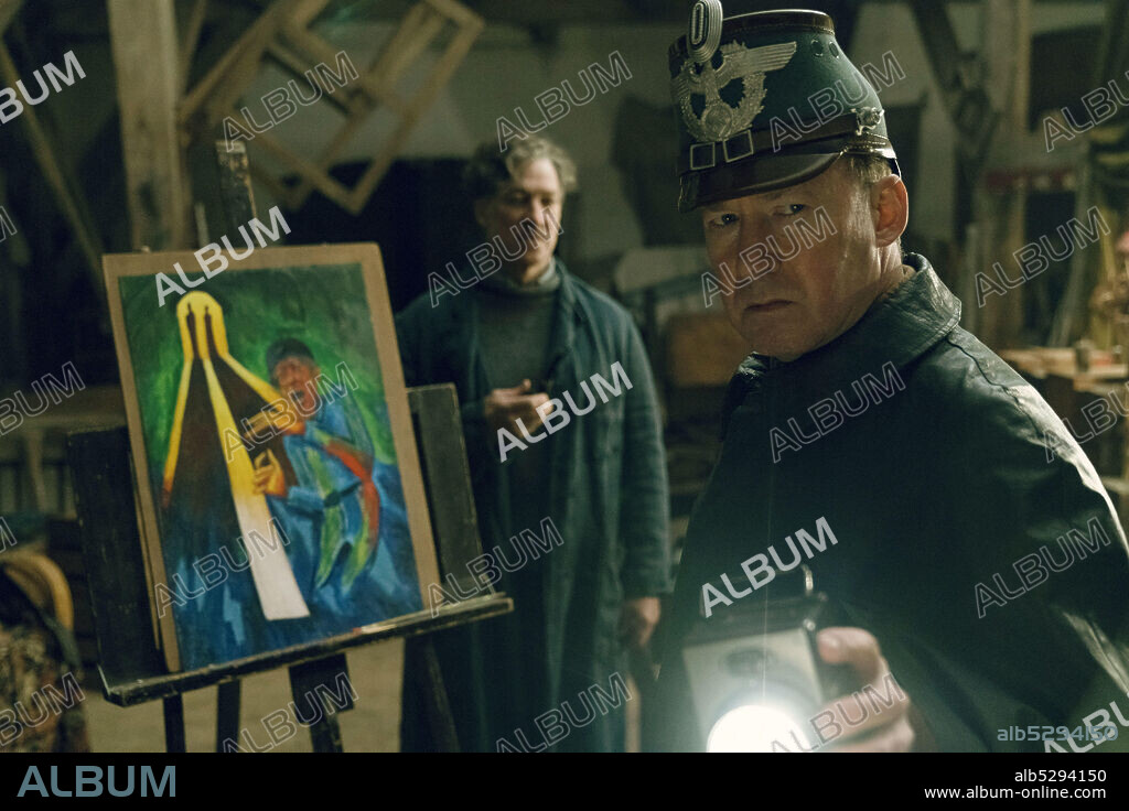 TOBIAS MORETTI et ULRICH NOETHEN dans DEUTSCHSTUNDE, 2019, réalisé par CHRISTIAN SCHWOCHOW. Copyright SENATOR FILM PRODUKTION.