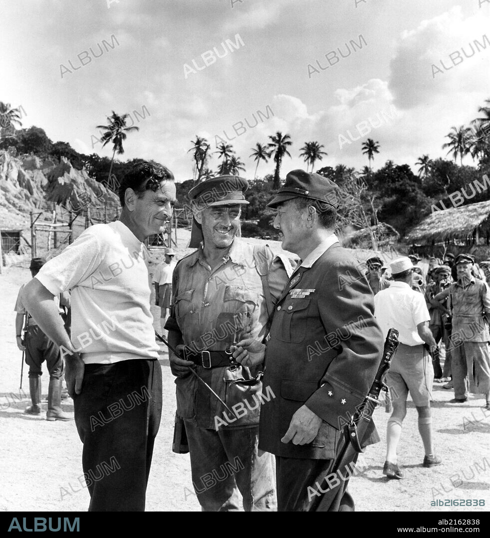 ALEC GUINNESS, DAVID LEAN y SESSUE HAYAKAWA en EL PUENTE SOBRE EL RÍO KWAI, 1957 (THE BRIDGE ON THE RIVER KWAI), dirigida por DAVID LEAN. Copyright COLUMBIA PICTURES.