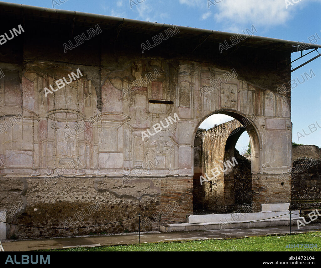 ARTE ROMANO. ITALIA. TERMAS DE ESTABIA. Representan el conjunto termal más antiguo y mejor conservado de la ciudad. Construido cuando los romanos llegaron a Pompeya. Vista parcial de una de las cámaras del recinto, con restos pictóricos. POMPEYA. La Campania.