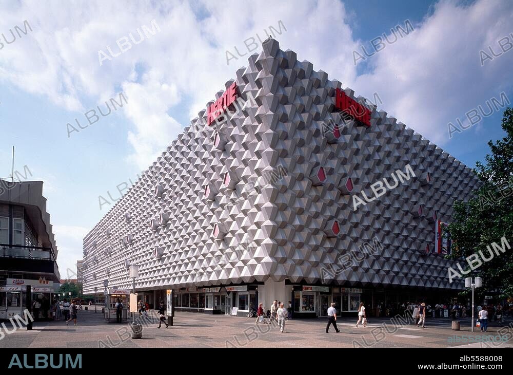 Dresden (Sachsen), Prager Straße, Kaufhaus Hertie - ehemals Warenhaus Centrum. (erb. ab 1986: Arch.: H.Michalk, U.Fehrmann, G.Guder). Außenansicht. Foto.